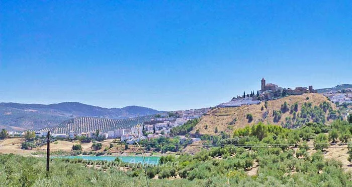 Iznajar in de provincie Cordoba in Andalusie