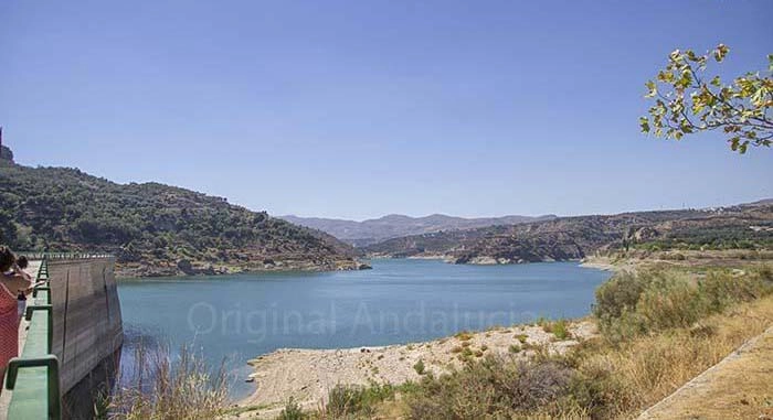 De indrukwekkende betonnen stuwdam van het Embalse de Béznar in de provincie Granada