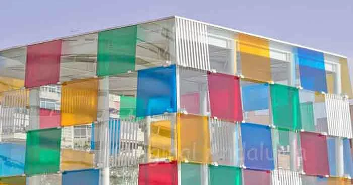 De iconische kleurrijke glazen kubus van het Centre Pompidou in de haven Muelle Uno van Málaga