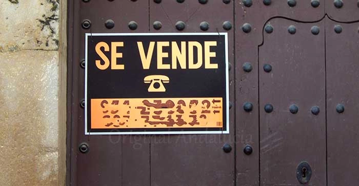 Een typisch Spaans buitenhuis met zwembad op een groot stuk grond in de bergen van Ronda Andalusië