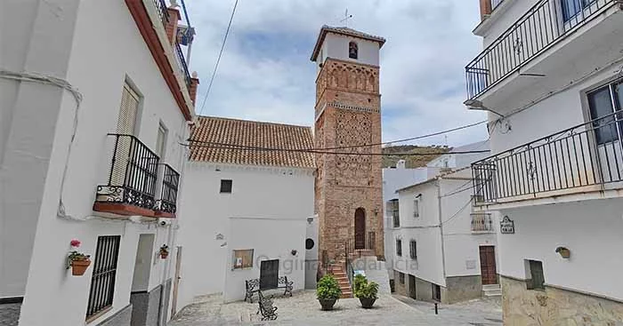 Het witte Andalusische dorpje Árchez met de historische 14e-eeuwse Moorse minaret in Málaga