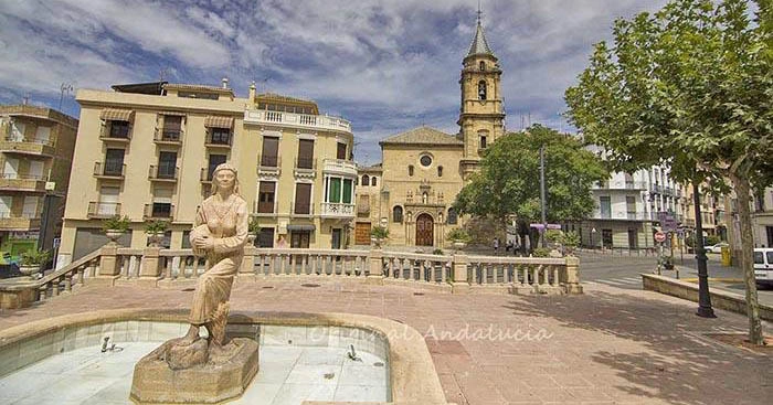Het monumentale kasteel Fortaleza de la Mota op de heuvel boven het dorp Alcalá la Real in Jaén
