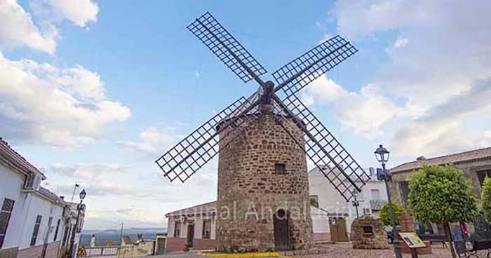 De historische windmolen Molino de Viento del Santo Cristo in Baños de la Encina onder een lichtbewolkte blauwe lucht