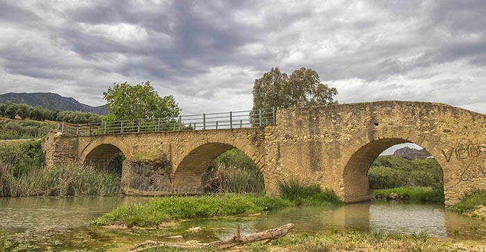 Detail van de eeuwenoude stenen boogconstructie van de Romeinse brug in de provincie Málaga