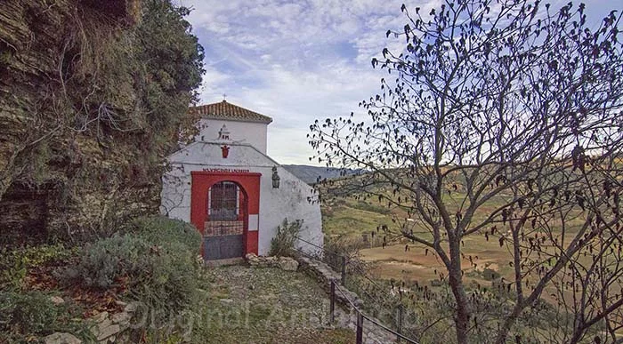 De historische Mozarabische rotskerk Ermita rupestre de la Virgen de la Cabeza uitgehouwen in de kliffen van Ronda