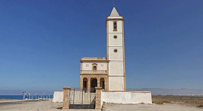 De historische twintigste-eeuwse Iglesia de Las Salinas te midden van de zoutpannen in Almería