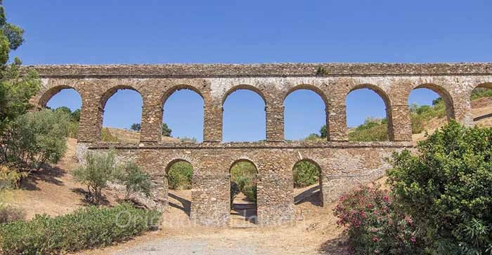De monumentale dubbele bogen van het Romeinse aquaduct in een buitenwijk van Almuñécar aan de Costa Tropical