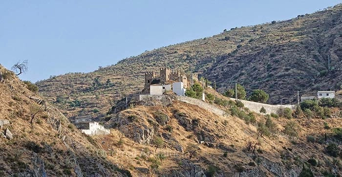 De middeleeuwse buitenmuren van het Kasteel van Sierro op een hoge heuveltop in Almería