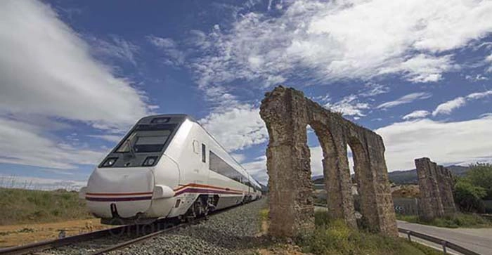 Het historische achttiende-eeuwse aquaduct van Ronda langs de weg A-366 naar El Burgo