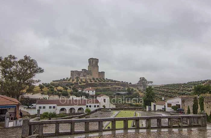 Het indrukwekkende middeleeuwse Kasteel van Belalcázar met de 45 meter hoge gotische vestingstelen in de provincie Córdoba
