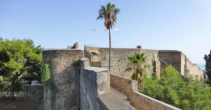Uitzicht over de weermuren van het Castillo de Gibralfaro met op de achtergrond de haven van Málaga