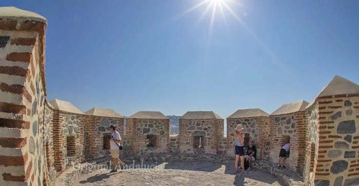Prachtig panoramisch uitzicht over de stranden en de kust van Granada vanaf de muren van het kasteel van Almuñécar