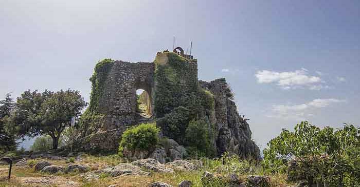 De ruïne van het kasteel van de adelaar in Gaucin