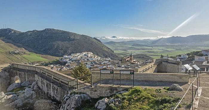 Het historische Moorse Kasteel van Cañete la Real Hins Canit hoog uittorenend boven het dorp