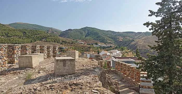 Het historische Kasteel van Serón dat hoog uittorent boven het gelijknamige witte dorp in Almería