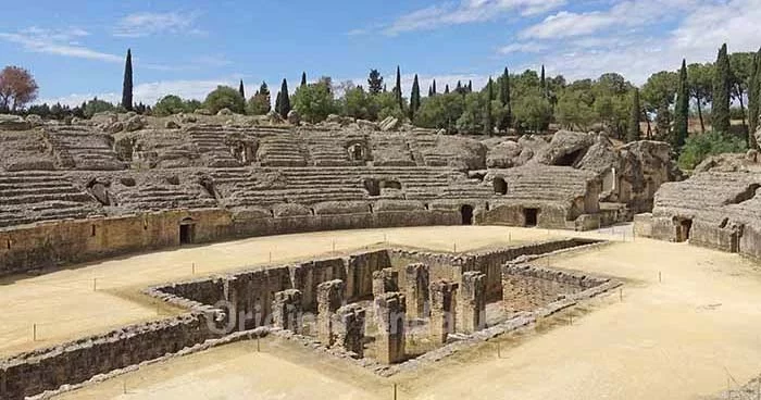 Het indrukwekkende en monumentale Romeinse amfitheater op de archeologische site van Itálica nabij Sevilla