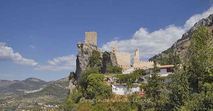 De indrukwekkende middeleeuwse ruïne van het Kasteel van La Iruela op een steile rotswand in de provincie Jaén