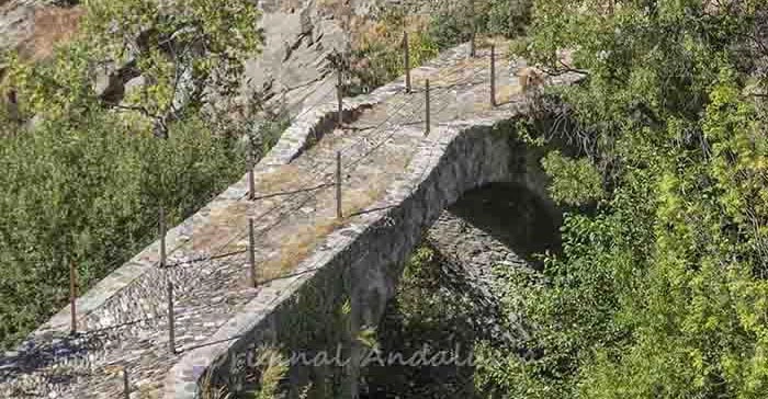 De middeleeuwse brug met de bijnaam Romeinse brug net buiten het dorp Mecina Bombarón in de Alpujarras
