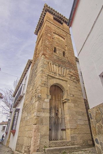 De historische Moorse Minaret van San Sebastián in een smalle zijstraat van Ronda