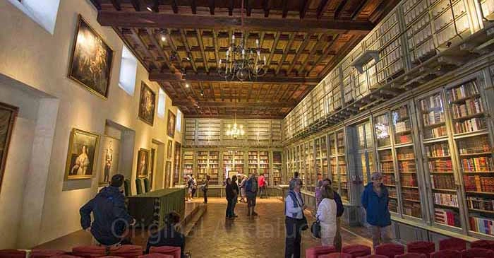 De historische en exclusieve Biblioteca de la Real Maestranza de Ronda vol met eeuwenoude boeken