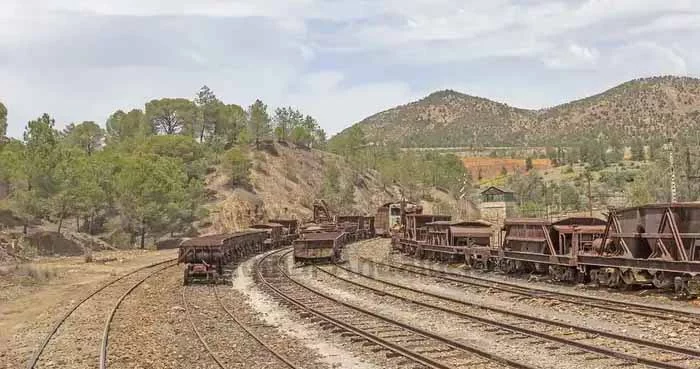 De historische houten Tren Minero stoomtrein rijdt langs de rode bedding van de Rio Tinto rivier in Huelva