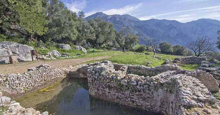 De archeologische resten van de Romeinse stad Ocuri op de top van de Salto de la Mora bij Ubrique