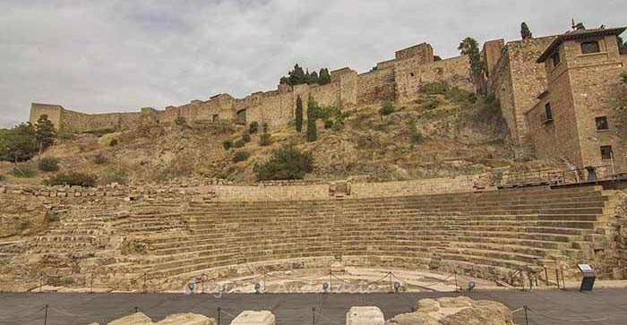 Het historische Romeins theater van Malaga met de tribunes in het centrum van de stad