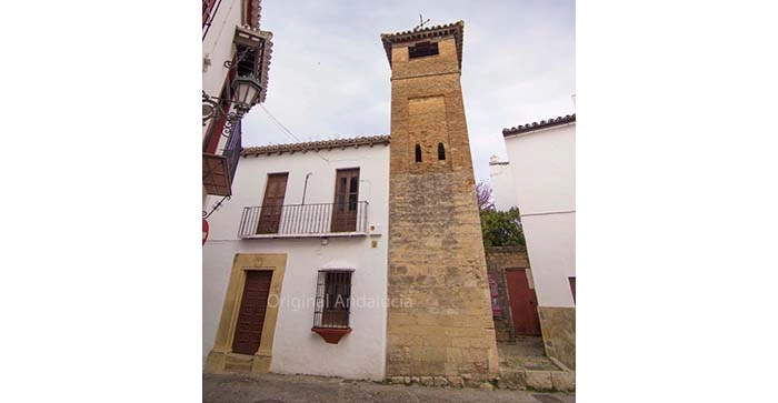 De middeleeuwse Moorse Minaret van San Sebastián in een authentieke zijstraat van Ronda