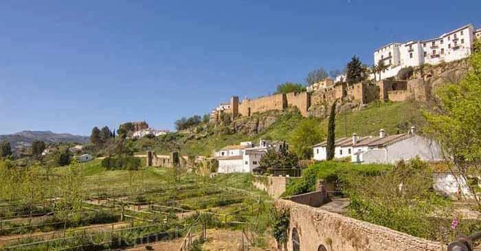 De monumentale twaalfde-eeuwse Moorse Almocabar-poort en de oude stadsmuren van Ronda