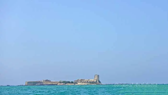Het historische Castillo de Sancti Petri op het eiland in de Atlantische Oceaan bij Cádiz