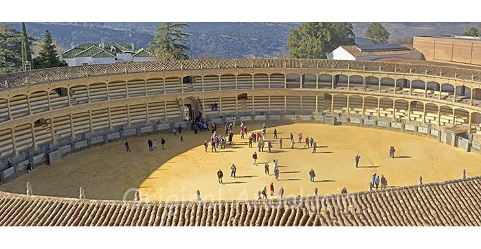 De historische Plaza de Toros de Ronda met de karakteristieke Toscaanse zuilen en zandvloer in Andalusië