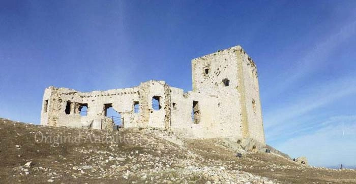 De indrukwekkende historische ruïne van het Castillo de la Estrella op de heuvel bij Teba in de provincie Málaga