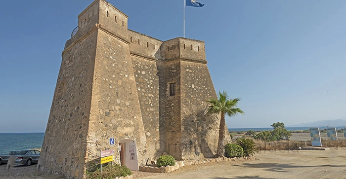 De historische achttiende-eeuwse verdedigingstoren Torre de Cristal, ook wel Castillo de Villaricos genoemd