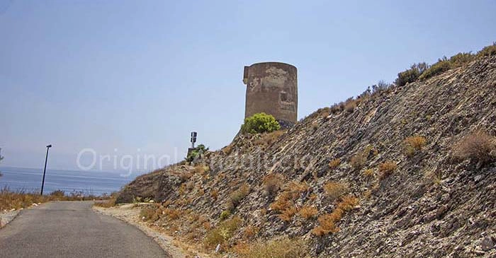 De historische 13e-eeuwse Moorse wachttoren Torre de Guainos langs de kustweg N-340 in Almería Andalusië