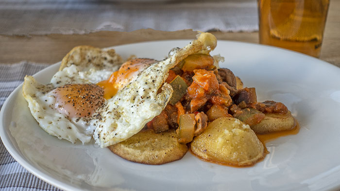Pisto met spiegelei en aardappels