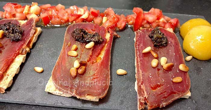 cracker met Mojama en olijvensaus