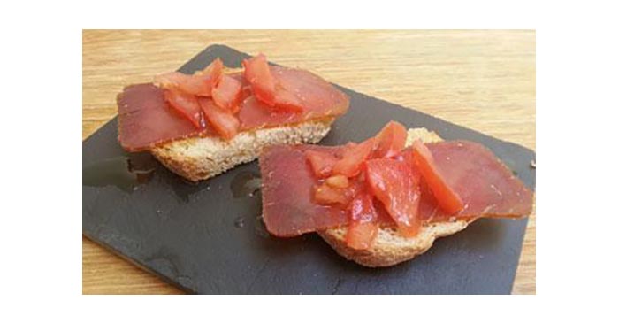 Toast met Mojama en Tomaat