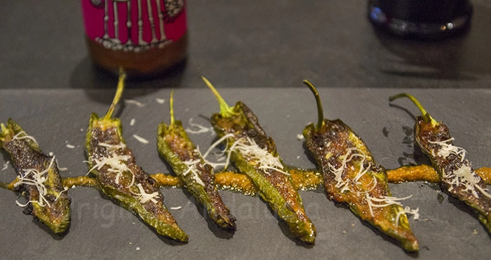 Pimientos del padron met honing